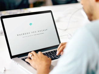 MacBook Mockup PSD رایگان