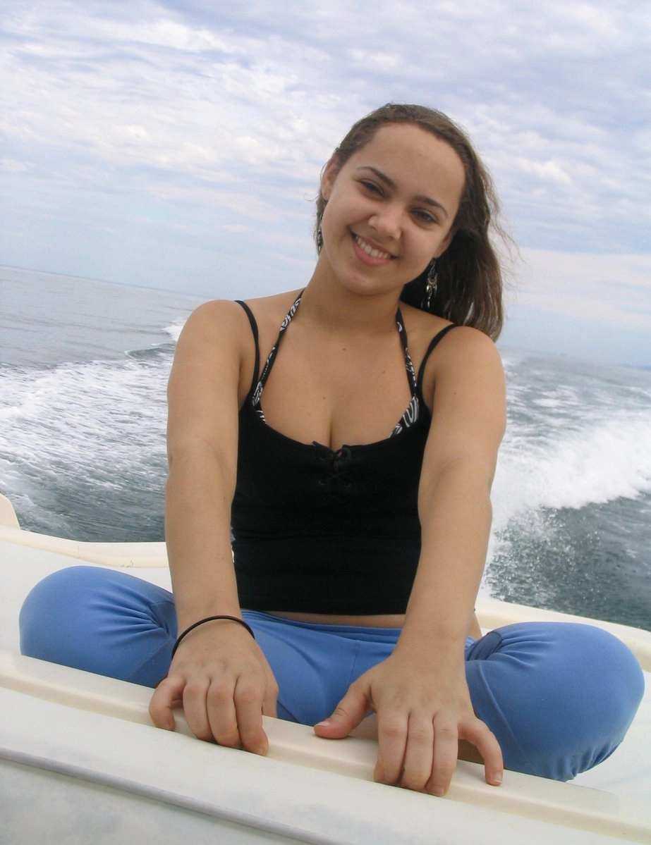 دختر در قایق موتوری 2
