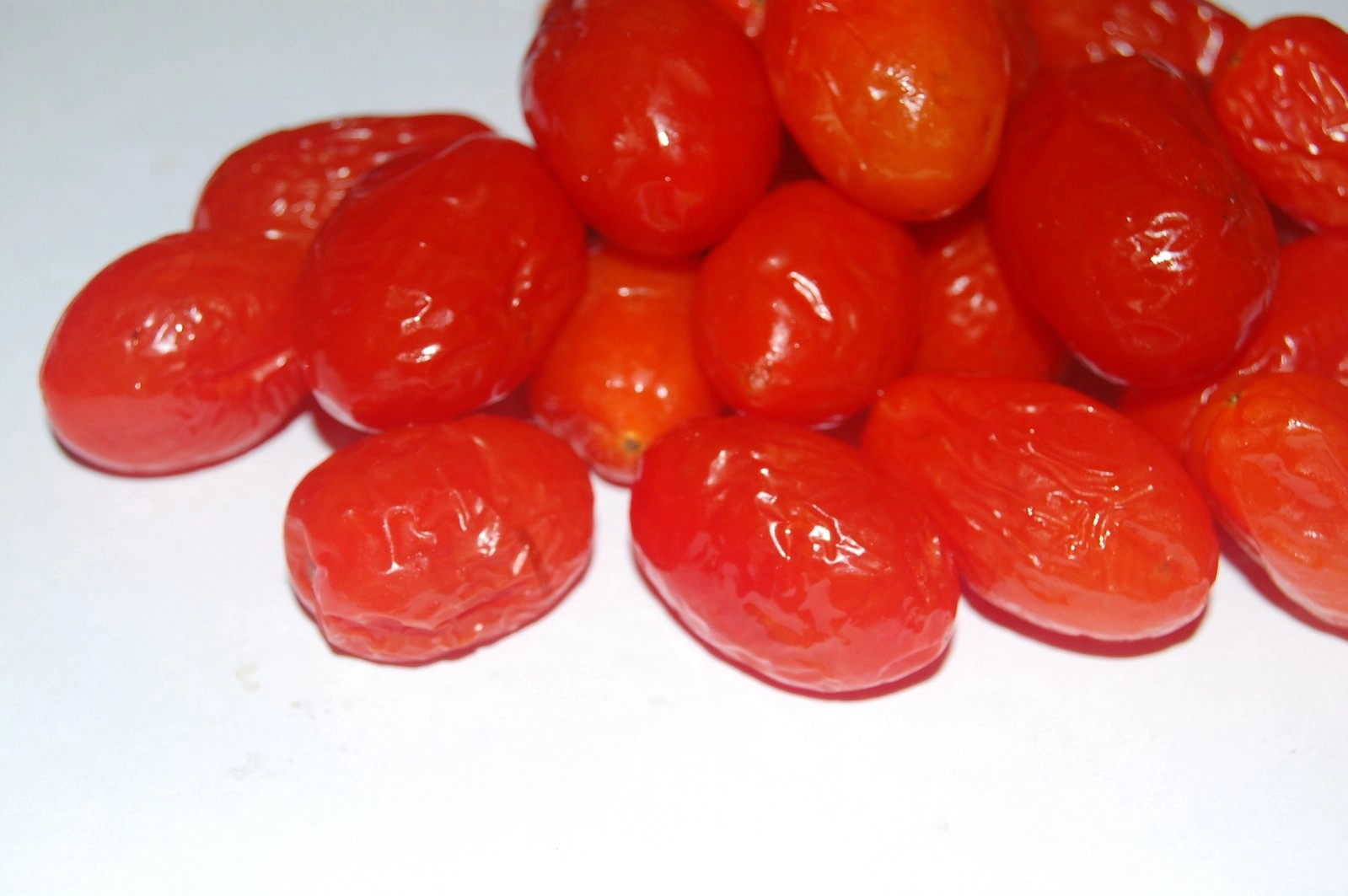 گوجه فرنگی انگور در نور است. عکس فاسد پوسیده