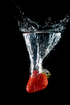پاشیدن توت فرنگی روی فایل عکس سیاه 2