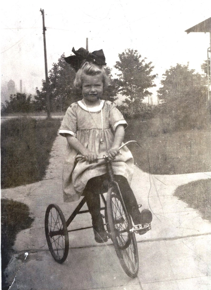 عکس قدیمی دختر روی سه چرخه