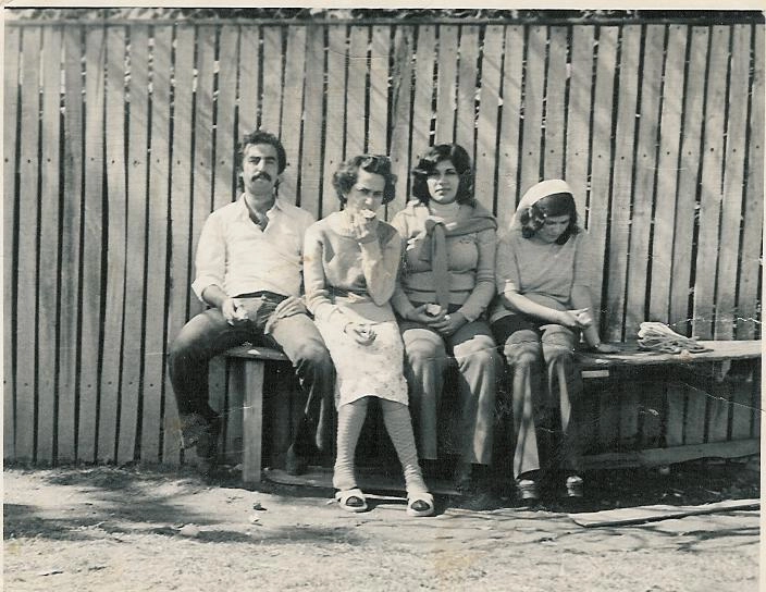 عکس قدیمی یک مرد و سه زن
