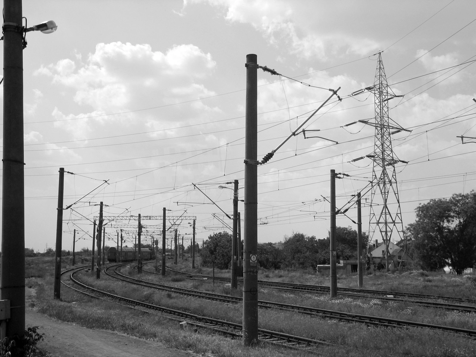 عکس سیاه و سفید ریل و برق