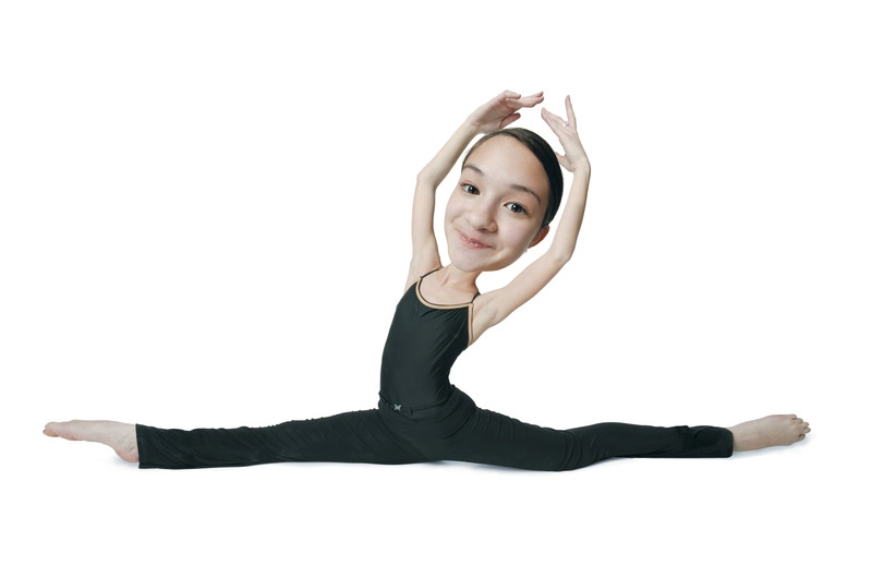 عکس کاریکاتور یک دختر جوان آسیایی با لباس رقص مشکی در حالی که شکاف ها را انجام می دهد و دست هایش را بالای سرش نگه می دارد