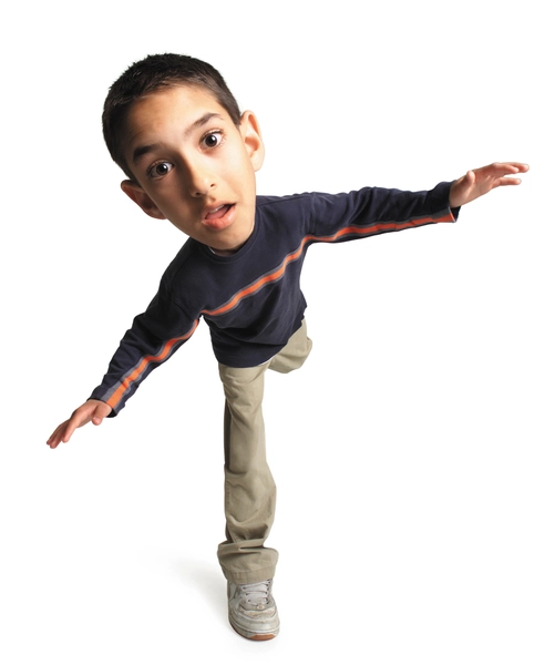 عکس کاریکاتور پسر کوچکی که روی یک پا خود تعادل برقرار می کند و دستانش را به پهلو دراز کرده است