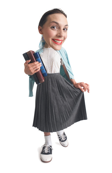 عکس کاریکاتور یک دختر جوان با لباس های یکپارچهسازی با سیستمعامل دهه 1950 که به عنوان یک دختر مدرسه ای ژست گرفته است