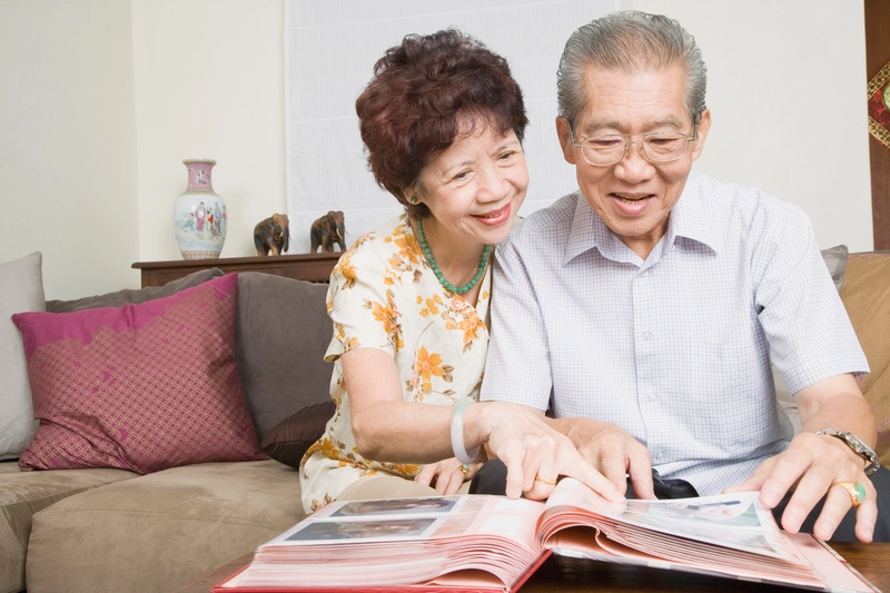 زوج سالمند شادی که خاطرات خود را به اشتراک می گذارند