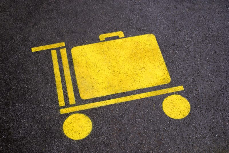 عکس اسپری تابلو چمدان نقاشی شده روی پیاده رو رنگی