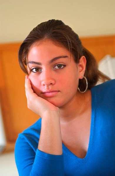 عکس، پرتره دختر نوجوان اسپانیایی تبار، رنگی