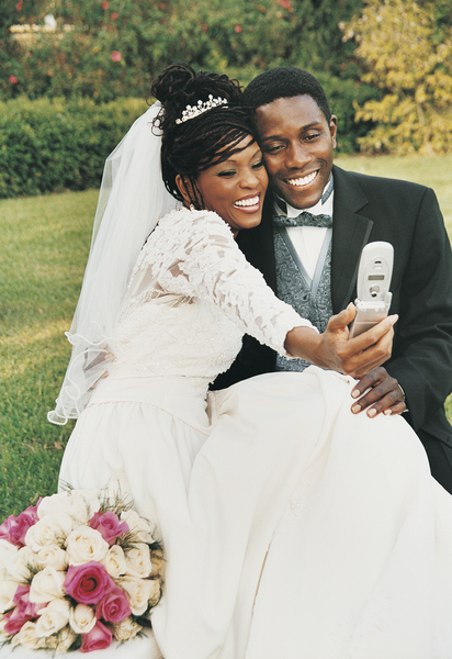 عکس عروس و داماد از خود با موبایل
